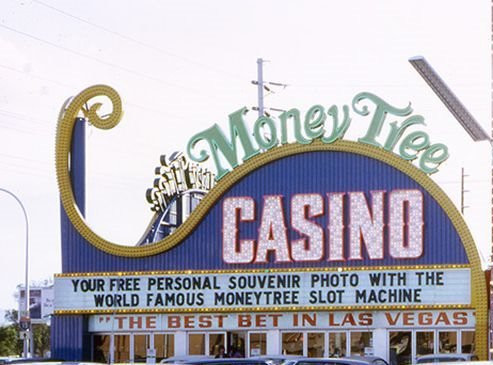 The Money Tree casino sign, advertising a souvenir photo with its slot machine.