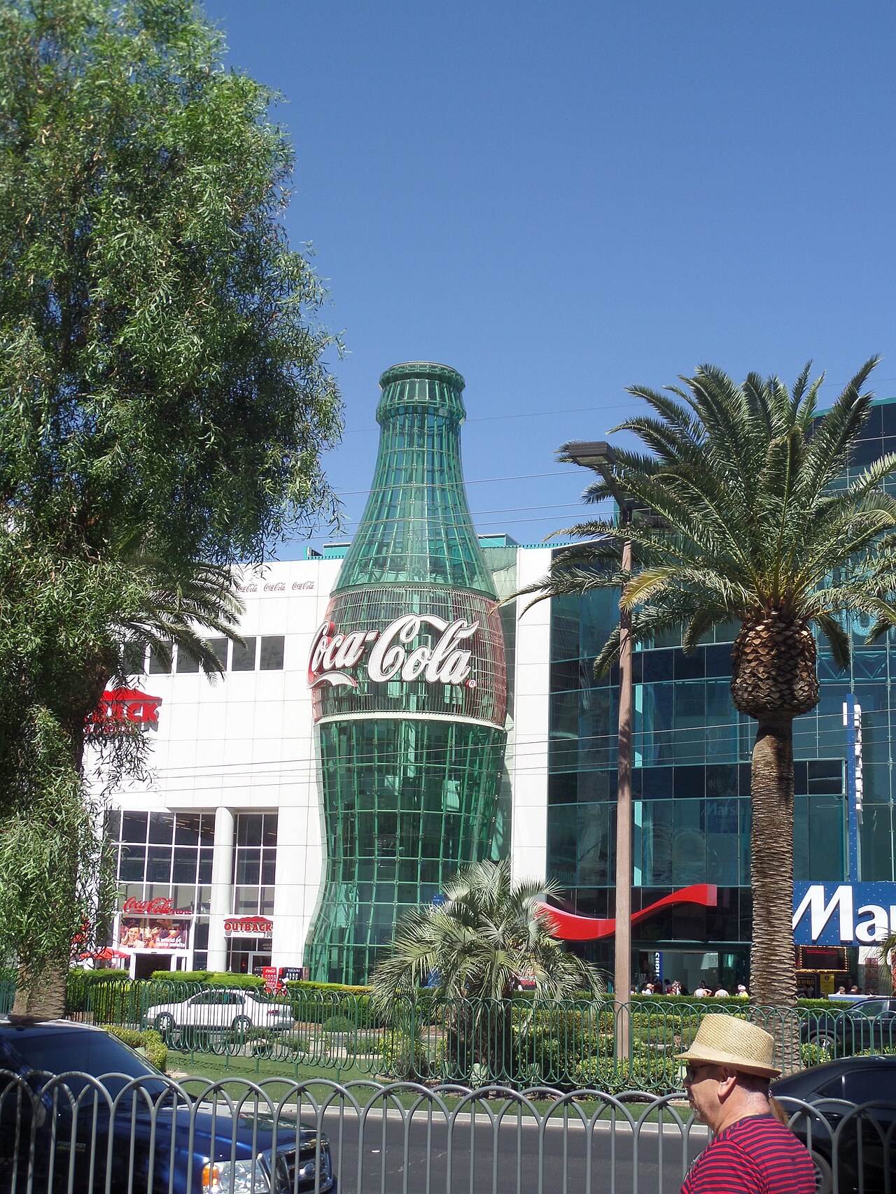 Coca-Cola Store bottle entrance and neighboring M&M’s storefront, June 2017.