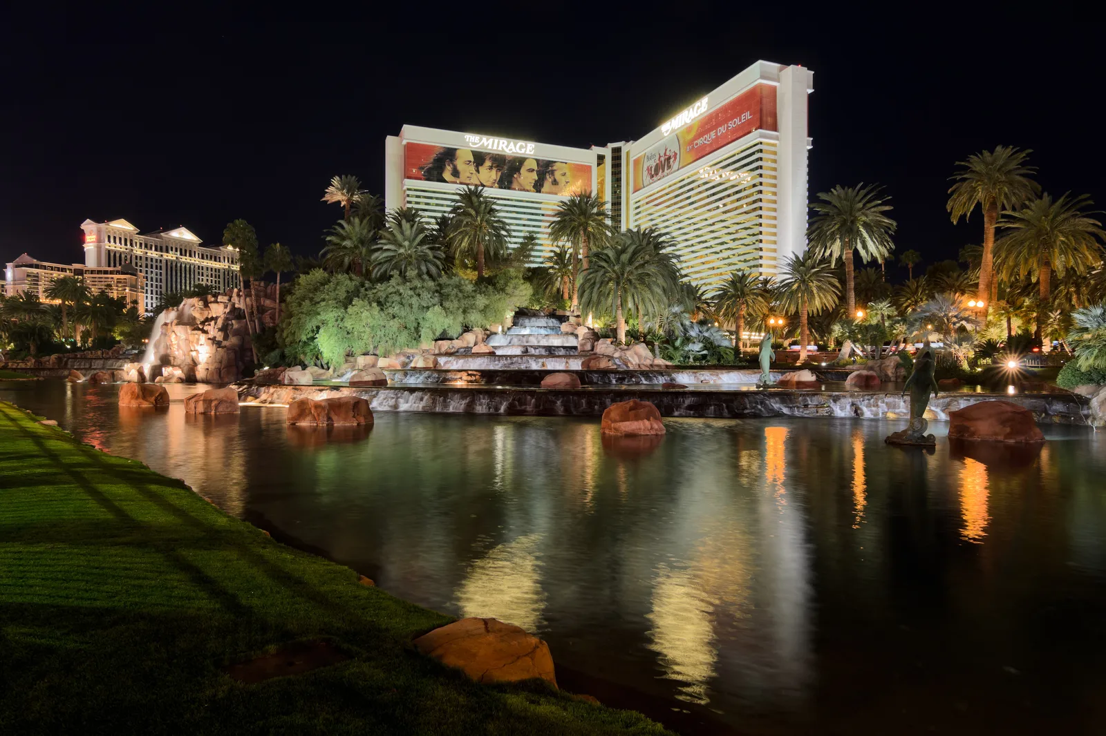 The Mirage’s illuminated hotel tower above its lagoon and waterfalls in 2013, shown as later-site context for the demolished Strip Castaways; this is not the Castaways building.